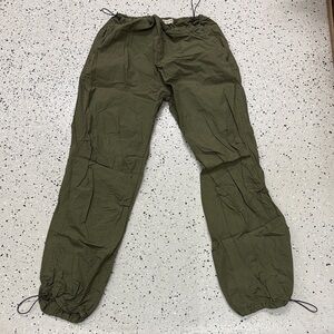 Parachute pants in Olive
